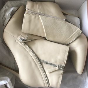 White size 7 and black size 6&1/2